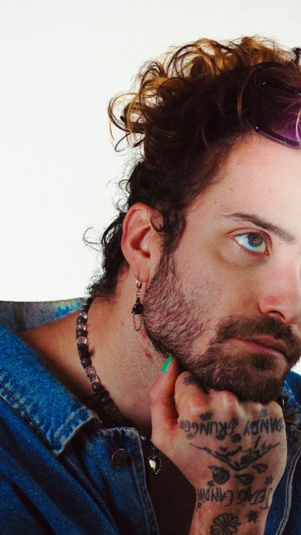 Anomyya : construire une identité visuelle avant de construire une fanbase